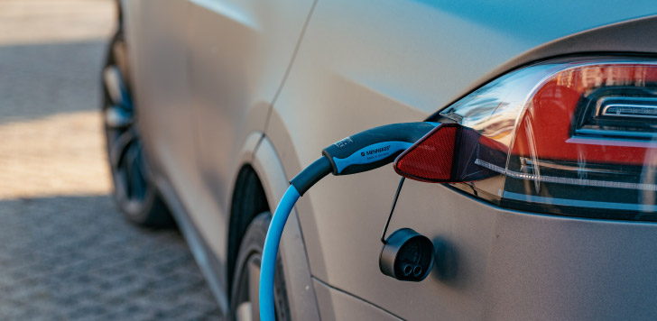 Elektrikli ve Hibrit Araçlar: Türkiye’de Şarj Altyapısı, Maliyetler, Avantajlar ve Dezavantajlar