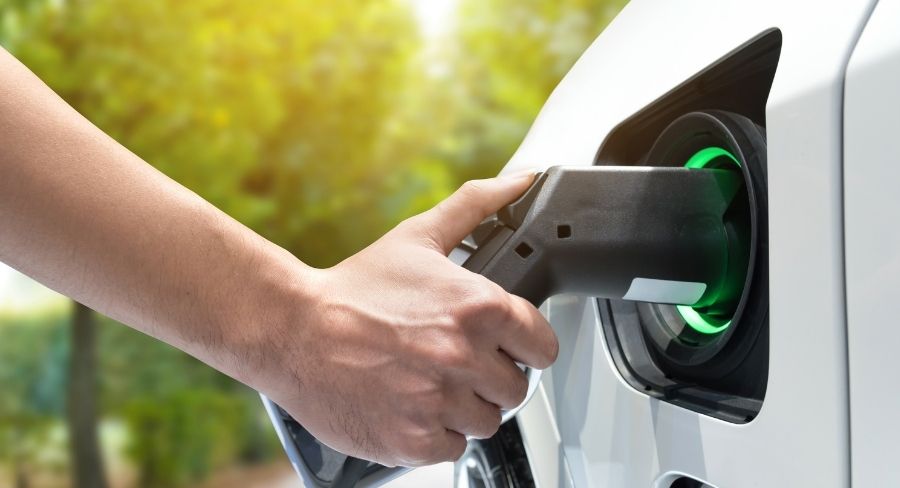 2025’in En Hızlı Şarj Olan Elektrikli Arabaları: 10 Dakikada Yola Hazır Modeller